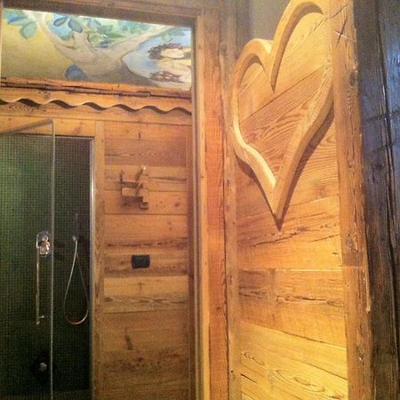 Bed and Breakfast Les Trompeurs Chez Odette Cogne Pokoj fotografie