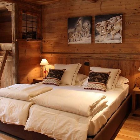 Bed and Breakfast Les Trompeurs Chez Odette Cogne Pokoj fotografie
