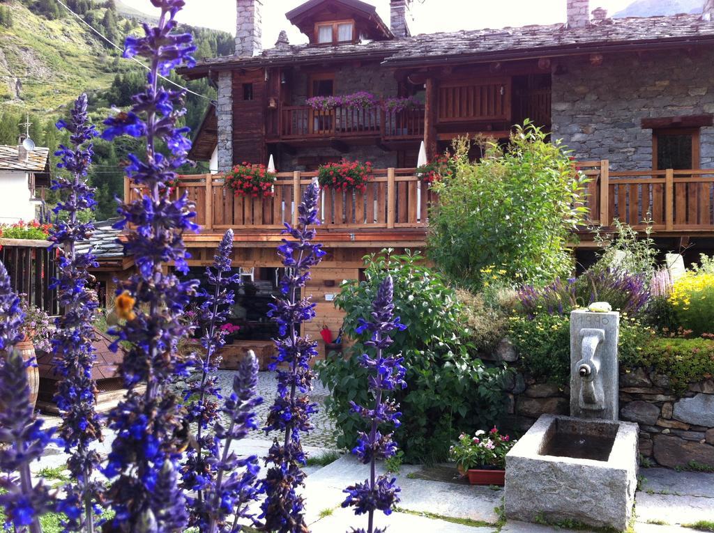 Bed and Breakfast Les Trompeurs Chez Odette Cogne Exteriér fotografie