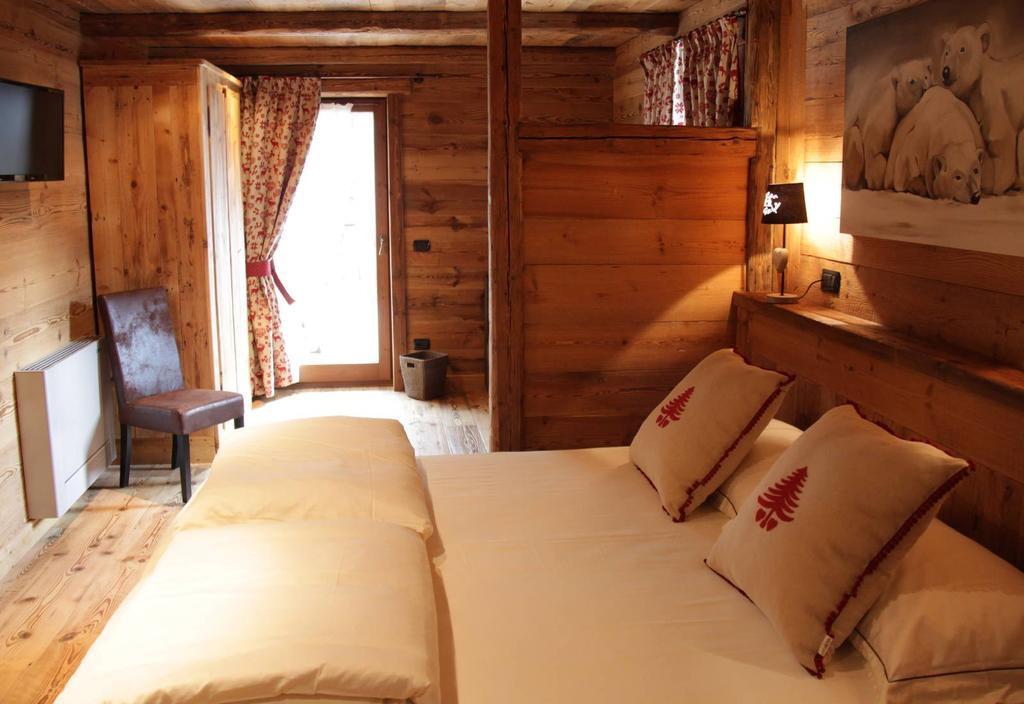 Bed and Breakfast Les Trompeurs Chez Odette Cogne Pokoj fotografie