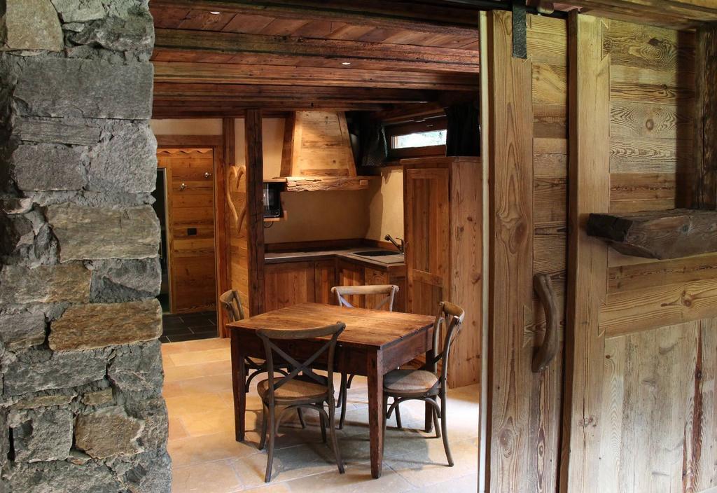 Bed and Breakfast Les Trompeurs Chez Odette Cogne Pokoj fotografie