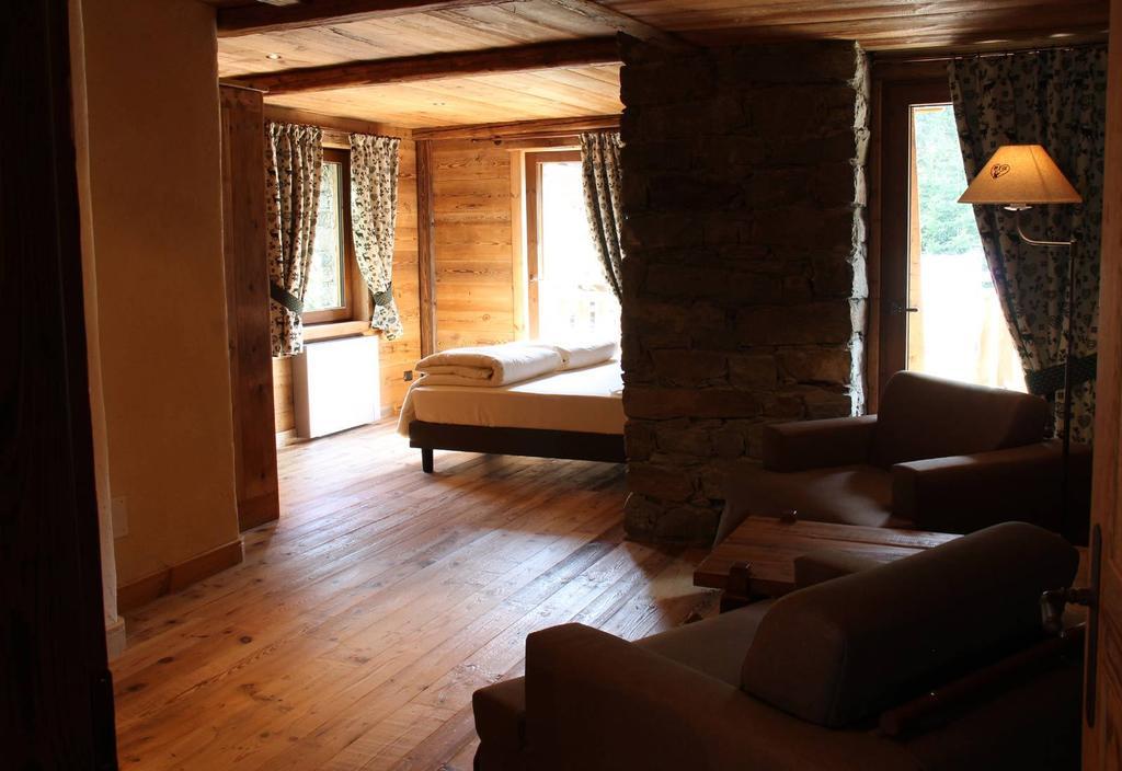 Bed and Breakfast Les Trompeurs Chez Odette Cogne Pokoj fotografie